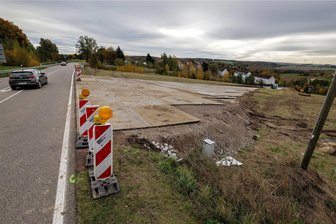 Riesen-Windrad in Oberwiera: Für die Anlieferung der Rotorblätter wird an Engstelle extra eine Straße gebaut - Über die Umfahrung, die oberhalb des Freibades in Waldenburg angelegt ist, rollen die Schwerlasttransporter mit Teilen für das Windrad.