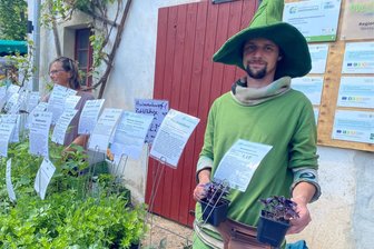 Riesenandrang bei Naturmarkt in Neukirchen: Heilpflanzen vom grünen Männchen - Daniel Palm bietet eine große Auswahl an Kräutern, Gewürzen und Heilpflanzen an. Dazu gibt es eine fachkundige Beratung, wozu man diese verwenden kann.