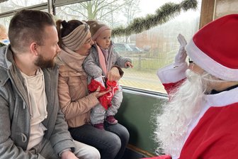 Riesenandrang bei Nikolausfahrten in Zwickau - Die kleine Elena Zahn zeigte sich bei der ersten Nikolausfahrt am zweiten Advent ganz fasziniert von dem Nikolaus. Ihre Eltern Sabine und Marcel freuten sich, dass sie ihre anfängliche Angst ganz schnell überwunden hatte.