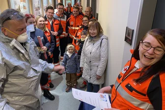 Riesenauflauf an der Rettungswache: Wenn am letzten Arbeitstag halb Reichenbach Danke sagt - In Vollschutz in die Rente. Volker Ramig an der Gaudi-Station Hygiene-Einmaleins - mit Notfallsanitäterin Mareike Pröger als gestrenge Prüferin.