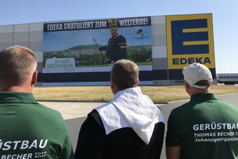 Riesenbanner an Edeka-Lager wirbt für Welterbe-Region - 