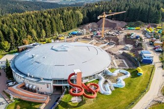 Riesenbaustelle am Freizeitbad Greifensteine: So läuft das Millionenprojekt - Am Freizeitbad Greifensteine ist seit dem Sommer 2021 ein Millionenprojekt im Gang. Es betrifft das Außengelände, wo neue Attraktionen wie Rutschen entstehen. Die Fundamente für verschiedene neue Becken sind gegossen. Doch wie steht es um die Auswirkungen der aktuellen Krise?