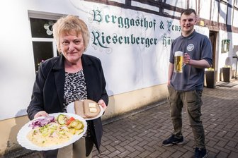 Riesenberger Häuser: Droht im Erzgebirge dem nächsten Traditionsgasthof das Aus? - Im Berggasthof Riesenberger Häuser sind Betreiberin Gabriela Zirnstein und Kellner Jakob Unger für die Gäste da.