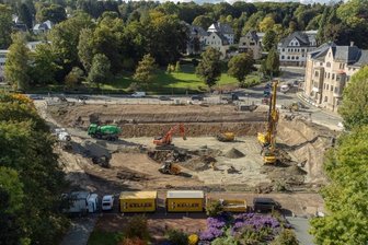 Riesenbohrer gießt Betonsäulen in den Untergrund - 