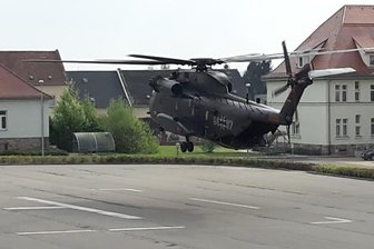 Riesenhubschrauber probt Landeanflug -
