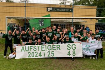 Riesenjubel bei der SG Schönfels: Fußballer machen Rückkehr in die Westsachsenliga perfekt - Die Fußballer der SG Schönfels haben am Sonntag ihre Freude rausgelassen: Sie konnten in der Kreisliga gleich den ersten Matchball verwandeln.