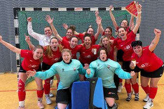 Riesenjubel beim SV Motor Meerane: Hockeyfrauen steigen als Ostdeutscher Meister in die 2. Liga auf - Was für eine Freude: Die Hockeyspielerinnen des SV Motor Meerane haben den Aufstieg in die 2. Bundesliga geschafft.