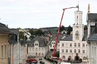 Riesenkran in Schneeberg sorgt für Rätselraten -