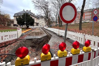 Riesenloch in Reichenbach: Jetzt wird die Gasleitung erneuert - Der Hoch- und Tiefbau Reichenbach sichert und erneuert die Gasleitung am Friedrich-Engels-Platz.