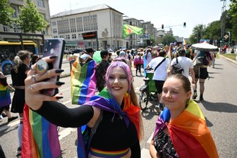Riesenparade beim Christopher Street Day in Chemnitz - Eine bunte Parade mit Hunderten Beteiligten zieht sich am Samstag durch die Stadt.