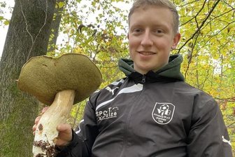 Riesenpilz: Mauersberger findet 1,5 Kilogramm schweren Steinpilz - Martin Gründig mit seinem 1,5 Kilo-Steinpilz.