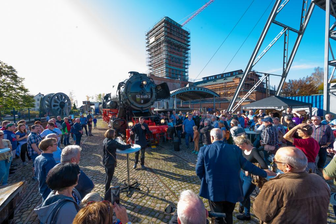 "Riesenpuzzle" gelöst: Taufe für Museums-Lok in Oelsnitz - 91.000 Euro hat die Sanierung der Lok gekostet. Rund 150 Besucher kamen am Sonntag zum Zeitsprung-Tag ins Museum.