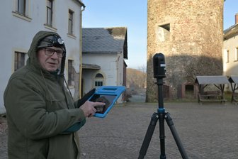 Riesenpuzzle mit Laserscanner und Drohne: Schloss Wiesenburg wird digital neu vermessen - Maurizio Paul vom Büro für Denkmalpflege und Bauforschung mit der Lasertechnik, mit der Schloss Wiesenburg vermessen wird.