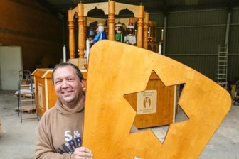 Riesenpyramide geht per Luftfracht nach Tokio - Matthias Schiebold von der Erzgebirgischen Holzkunst Gahlenz bereitet die zwei Meter großen Pyramidenflügel für den Versand vor.