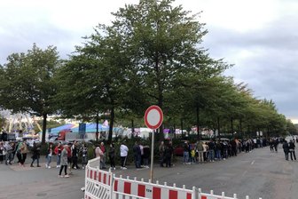 Riesenschlange vorm Rummelplatz: Besucheransturm bei Zwickauer Herbstvolksfest - Ansturm zum Tag der Einheit: Am Samstag bildete sich eine lange Schlange am Eingang des Herbstvolksfestes in Zwickau.