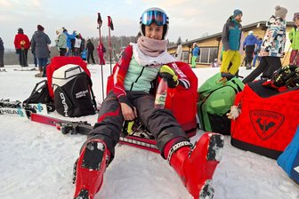 Riesenslalom in Augustusburg: Gute Bedingungen und eine Vize-Europameisterin am Start - Entspannter Moment vor dem Rennen: Marie Franke am Augustusburger Skihang.