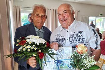 Riesenüberraschung für ehemaligen Platzwart: Fußballer aus Flöha gratulieren zum 90. - Heinz Oettel (l.), früher Platzwart, erhielt Blumen unter anderem von Uwe Steinicke.
