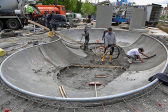 Riesige Betonschüssel ermöglicht bald Nervenkitzel in Meerane - Mitarbeiter einer Firma aus Oranienbaum verteilen den Ortbeton im Skate-Bowl.