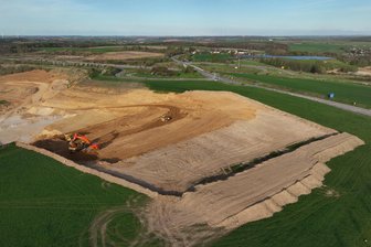 Riesige Erdmassen am Zeisig in Penig sorgen für Rätselraten: Was hat es damit auf sich? - Am Zeisig zwischen der Autobahn 72 und dem Gewerbegebiet Wernsdorf wird Rohkies abgebaut.