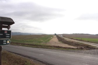 Riesige Fotovoltaikanlagen werden in Elsterberg auf der Weßnitz errichtet - Ein Blick vom Elsterberger Stadtrand auf die Weßnitz. Rechts des Feldweges, auf dem der PKW fährt, sowie etwa in Höhe des Strohstapels soll eine der beiden Anlagen errichtet werden.