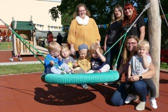 Riesige Freude im Schönbrunner "Zwergenland" - Über einen neuen Spielplatz freuen sich die Krippenkinder der Schönbrunner Kita "Zwergenland". 
