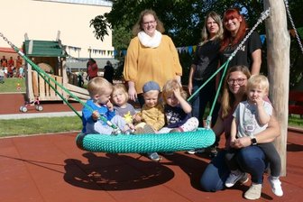 Riesige Freude im Schönbrunner "Zwergenland" - Über einen neuen Spielplatz freuen sich die Krippenkinder der Schönbrunner Kita "Zwergenland".