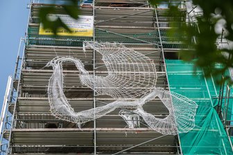 Riesige Friedenstaube ziert Kirche im Erzgebirge– Spektakuläres Klöppelkunstwerk als Zeichen für den Frieden -