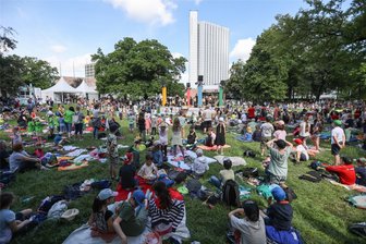 Riesige Hundewiese und ganz viel Parksommer: Was geht in Chemnitz und Umgebung am Wochenende - Volle Wiese mitten in der Innenstadt beim diesjährigen Parksommer.