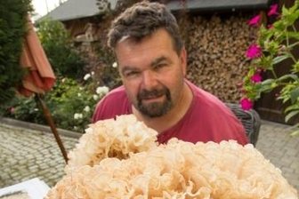 Riesige Krause Glucke gefunden - Gerald Engelbrecht mit dem Riesenexemplar einer Krause Glucke.