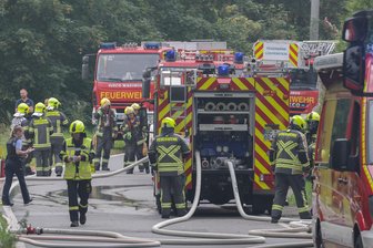 Riesige Rauchwolke über Bernsdorf: Einsatz für rund 60 Feuerwehrleute am Samstagnachmittag - Mit einem großen Aufgebot ist die Feuerwehr in Bernsdorf im Einsatz. Deshalb musste die Untere Hauptstraße gesperrt werden.