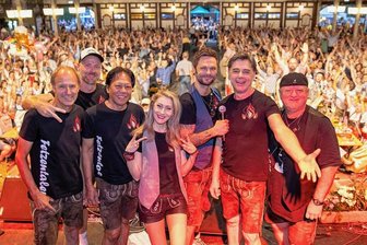 Riesige Resonanz: Größtes Bierfest im Vogtland bereits an zwei Tagen ausverkauft - Vom 1. bis 3. September 2023 wird im XXL-Bierstadl auf dem Festplatz vor der Festhalle die 2. Sternquell Wiesn gefeiert. Im Bild: die Fetzentaler aus Österreich.