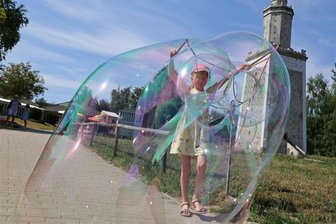 Riesige Seifenblasen und Feierlaune in der Lichtensteiner Miniwelt - Große Seifenblasen vor verkleinerten Bauwerken gibt es am Mittwoch in der Miniwelt in Lichtenstein.