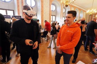 Riesiger Andrang bei Jobmesse für Meyer-Burger-Mitarbeiter: Festsaal in Freiberg rappelvoll - Maik Rohne (r.) vom Dresdner Unternehmen Global Foundries ließ Interessierte per VR-Brille einen Blick in den Reinraum des Halbleiterherstellers schauen.