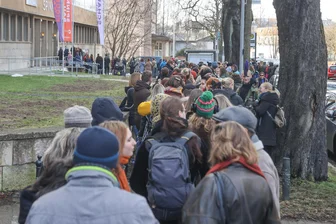 Riesiger Andrang bei Kostümverkauf des Chemnitzer Theaters: Glitzer-Strings und rosa Frack finden neue Besitzer - Eine lange Schlange reihte sich vor dem Spinnbau auf. Rund 2000 Menschen besuchten den Kostümverkauf.