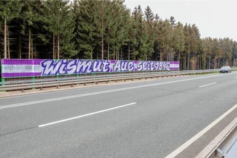 Riesiger Aue-Spruch an Brücke gemalt - Landratsamt will Schriftzug entfernen - Seit einigen Tagen prangen die Worte "Wismut Aue seit 1946" an der Wand. Das Landratsamt will sie entfernen lassen. 