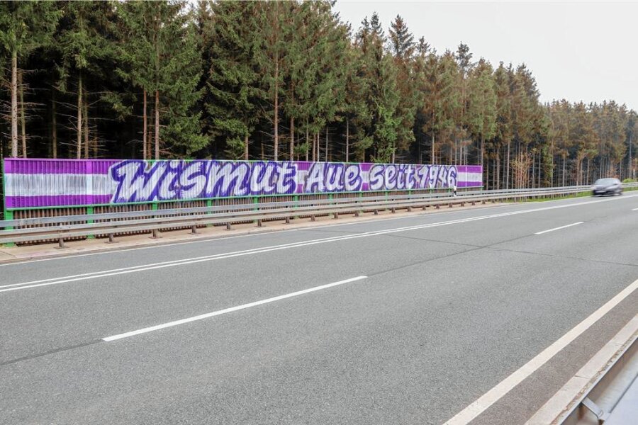 Riesiger Aue-Spruch an Brücke gemalt - Landratsamt will Schriftzug entfernen - Seit einigen Tagen prangen die Worte "Wismut Aue seit 1946" an der Wand. Das Landratsamt will sie entfernen lassen. 