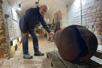 Riesiger Blindgänger aus dem Zweiten Weltkrieg in den Chemnitzer Gewölbegängen zu sehen - Hans-Dieter Langer mit einer originalen 1000-Pfund-Fliegerbombe, die er in Niedersachsen ausfindig gemacht hat und nach Chemnitz überstellen ließ.