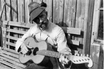 Riesiger Chor im Erzgebirge würdigt Anton Günther - Hut, Gitarre und sein markanter Bart: Dafür war Anton Günther bekannt. Zu seinem 150. Geburtstag wird der Heimatdichter und Liedermacher in Annaberg mit einer besonderen Aktion gewürdigt.