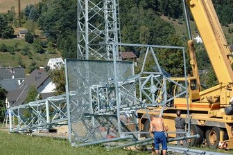 Riesiger Funkmast bei Schwarzenberg soll Bahn, Bürgern und Betrieben nutzen - Große Mobilfunkmasten sind im Erzgebirge längst keine Seltenheit mehr. Im August 2008 stellte eine Leipziger Metallbaufirma am Bauernweg in Pöhla im Auftrag eines Mobilfunkanbieters einen umstrittenen, circa 30 Meter hohen Mast auf. Die Segmente wurden vor Ort komplettiert. 