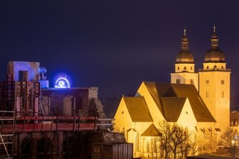 Riesiger Lichterbogen auf Schlossmauer -