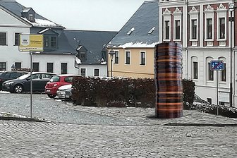 Riesiger Münzstapel soll in Schneeberg bald am Kirchplatz stehen - Diese Montage der Stadtverwaltung soll zeigen, wie das Kunstwerk in Schneeberg aussehen soll.