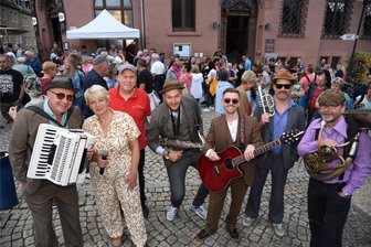 Riesiger Zuspruch für Adorfer Sommerabende - Die Musiker von der Band Kraizdaquer aus Bad Brambach unterhielten am Donnerstag mit ihrer Musik das zahlreich erschienene Publikum beim Straßenkonzert auf dem Marktplatz in Adorf.