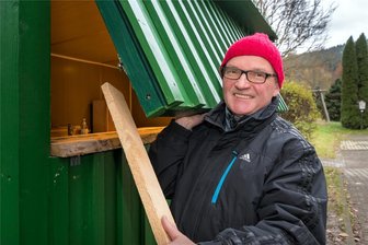 Riesiger Zuspruch im Erzgebirge: Kaffee-Kurt lässt seine Sorgen hinter sich und schmiedet bereits neue Pläne - Steffen Konkol, besser bekannt als Kaffee-Kurt, macht seinen Verkaufsstand in Niederschmiedeberg winterfest.