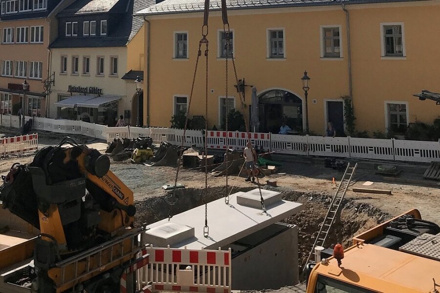 Riesiges Betonbecken auf Zschopauer Neumarkt versenkt - Zum Schluss wurde die Abdeckplatte aufgesetzt.