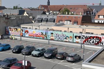 Riesiges Graffiti-Kunstwerk auf dem Parkdeck der Zwickau-Arcaden enthüllt: Fröhliche Kindergesichter für eine ernste Botschaft - Schon von Weitem sichtbar: Auf dem Parkdeck der Zwickau-Arcaden wurde am Freitag ein großes Graffiti enthüllt.