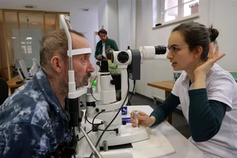 Riesiges Interesse an Augenarzt-Pilotprojekt in Lichtenstein - Hans-Peter Keller ist schwer gehbehindert und hat sonst kaum eine Chance auf eine Augenuntersuchung. Am Mittwoch ließ er sich im ehemaligen Corona-Testzentrum von Loreen Roth und ihrem Team begutachten.