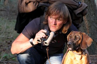Riesiges Interesse an Freikarten für Auftritt von TV-Tierfilmer in Plauen: Das sind die Gewinner - TV-Tierfilmer Andreas Kieling und seine Begleiterin Cleo unterwegs im wilden Deutschland.