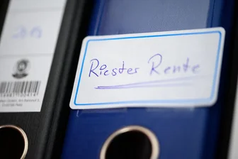Riester-Rente ab 50: Für wen sich der Einstieg noch lohnt - Mit über 50 noch eine Riester-Rente abschließen? Für Geringverdienern mit Kindern kann sich das unter Umständen lohnen.