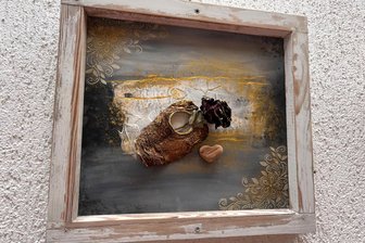 Rinde, Wurzeln, Farben: So faszinierend ist eine Ausstellung in Reichenbach - Erstaunlich, wie Annett Wohlrab Naturmaterial wie Rinde mit Acrylfarbe verbindet.