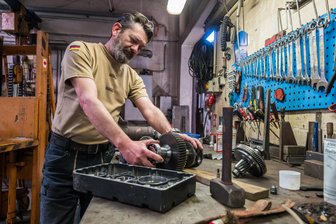 Rinderhälften, Autoteile, XXL-Motoren: Firma im Erzgebirge kümmert sich um kaputte Krane - Tobias Zöbisch ist Inhaber der Kranservice-Firma in Aue. In der Werkstatt beschäftigt ihn aktuell ein kaputtes Hubgetriebe.